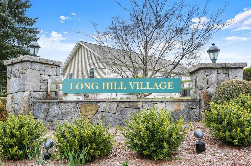 6 Cherry Blossom Ln, Bridgeport, CT 06611