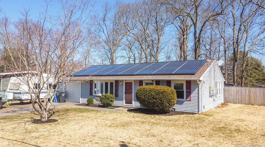 32 Meeting House Ln, Gales Ferry, CT 06339