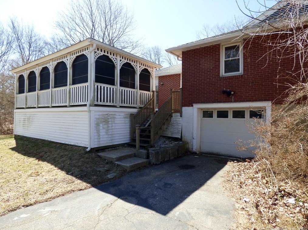 1 Fernwood Dr, Manchester, CT 06043