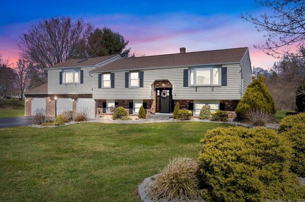 4 Country Way, Wallingford, CT 06492