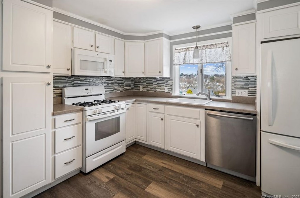 71 Manners Ave, Union City, CT 06770