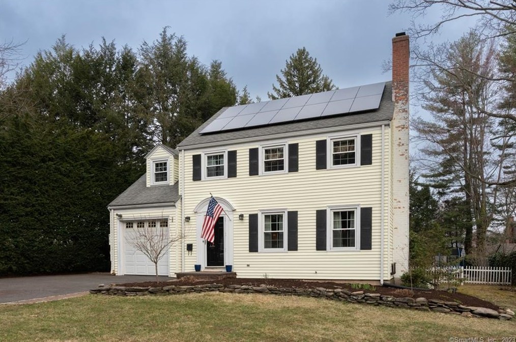 8 Foxridge Rd, Hartford, CT 06107-3624