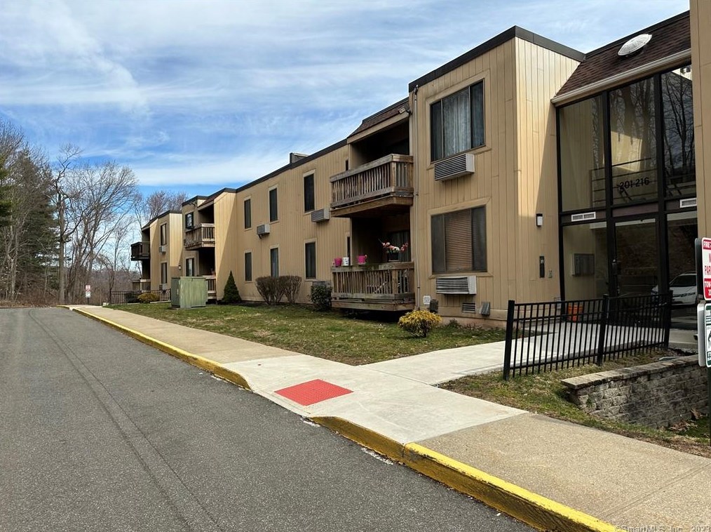 175 Mill Pond #202, New Haven, CT 06514
