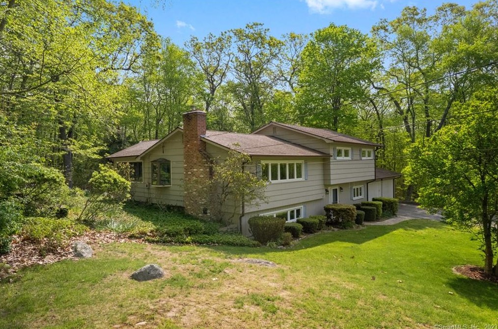 33 Overlook Rd, Gales Ferry, CT 06335