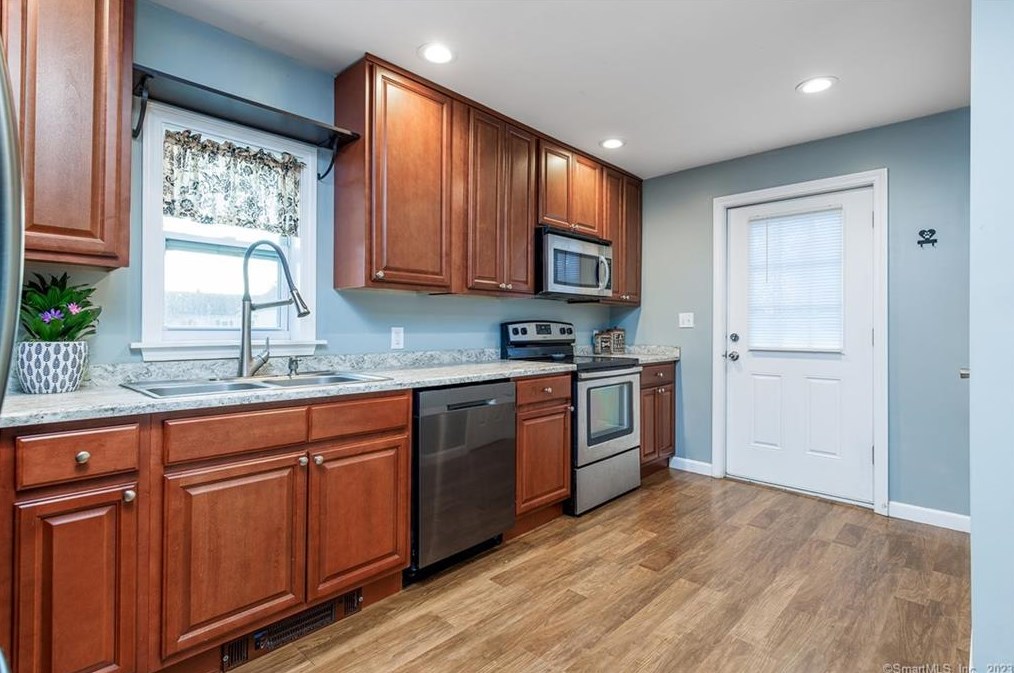 11 Phillips St, Plainfield CT  06374-1024 exterior