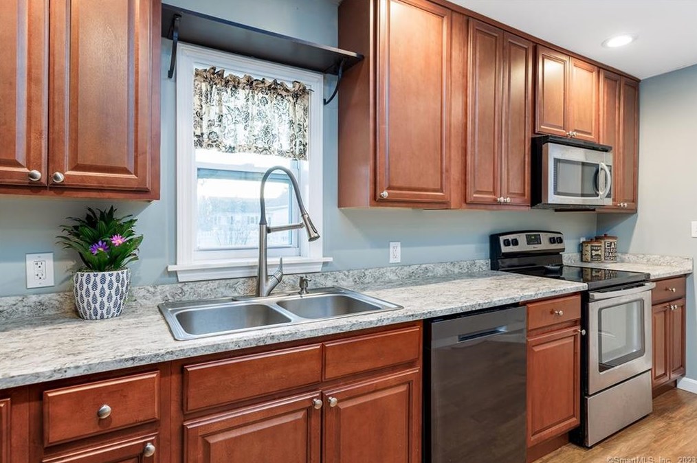 11 Phillips St, Plainfield CT  06374-1024 exterior