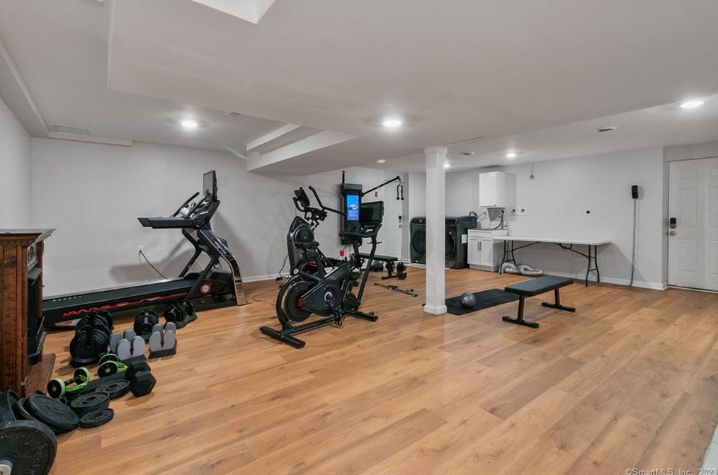 62 Crestwood Rd, Stratford CT  06614-1407 exterior