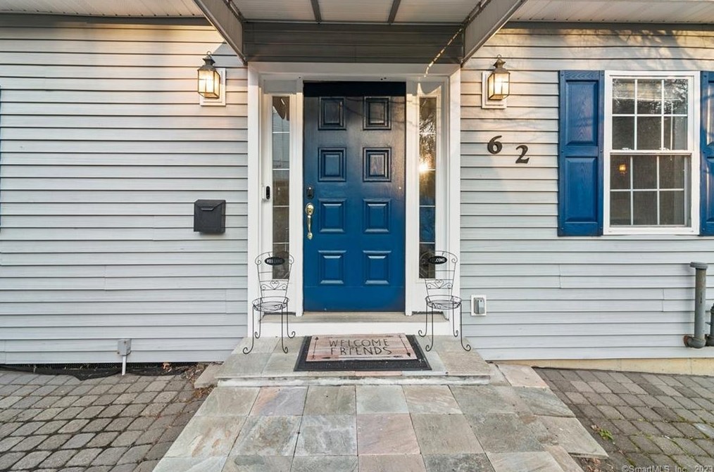 62 Crestwood Rd, Stratford CT  06614-1407 exterior