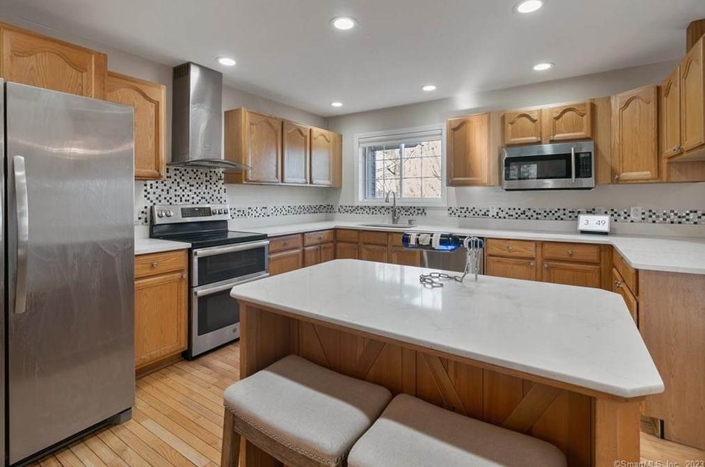 62 Crestwood Rd, Stratford CT  06614-1407 exterior