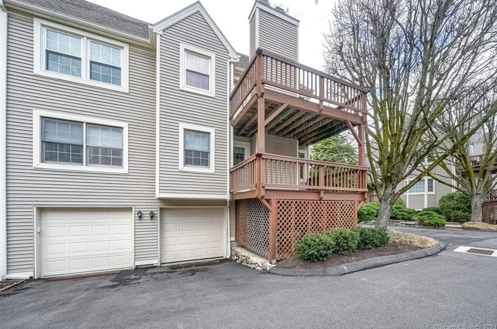 1118 Foxboro Dr, Norwalk, CT 06851
