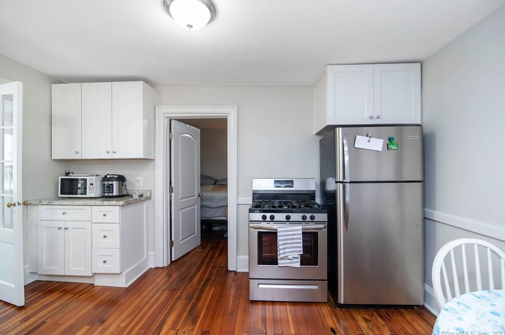 491 Knapps Hwy, Fairfield CT  06825-4346 exterior