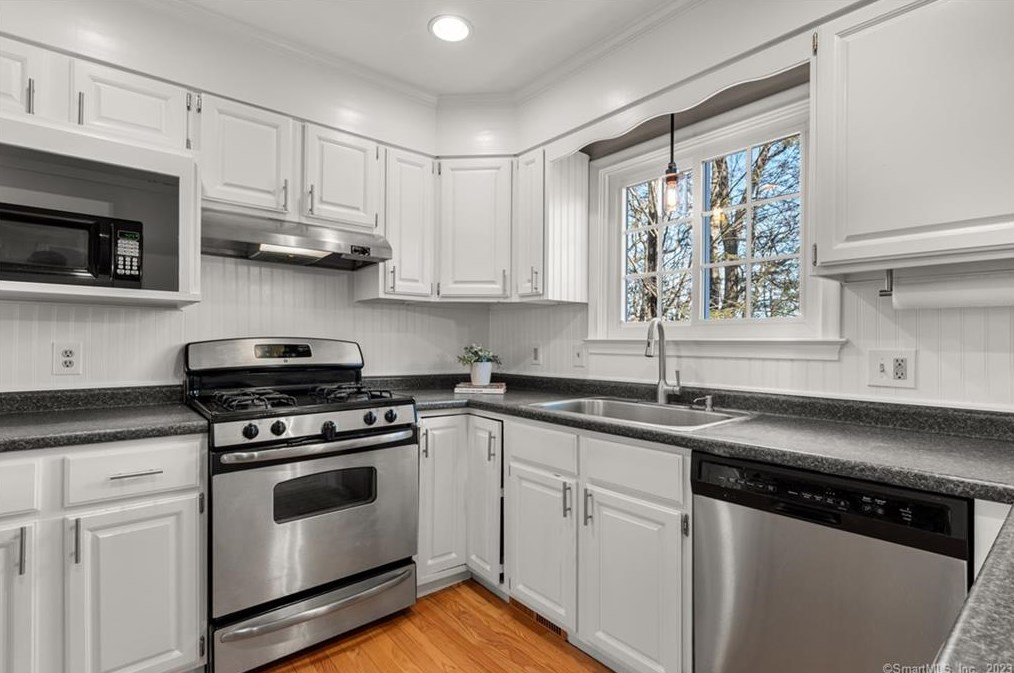 183 Highridge Rd, Avon CT  06001-3257 exterior