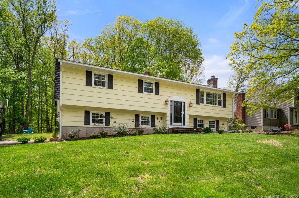 395 Sycamore Ln, Cheshire, CT 06410
