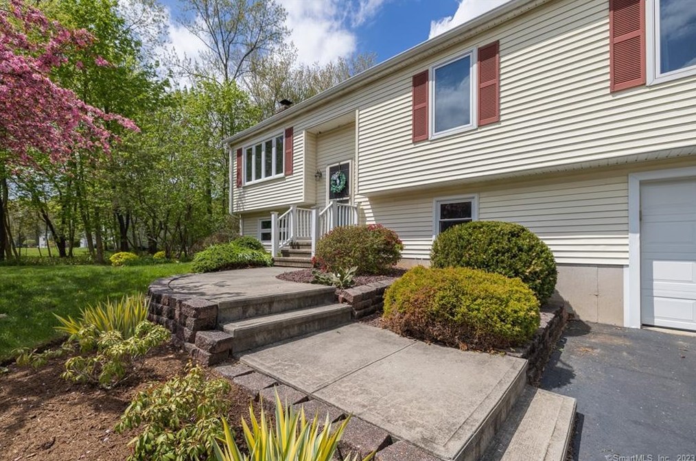 40 Abbey Ct, Cheshire, CT 06410