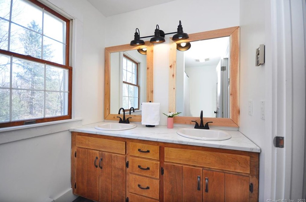 9 Highfield Dr, Unionville CT  06013-1510 exterior