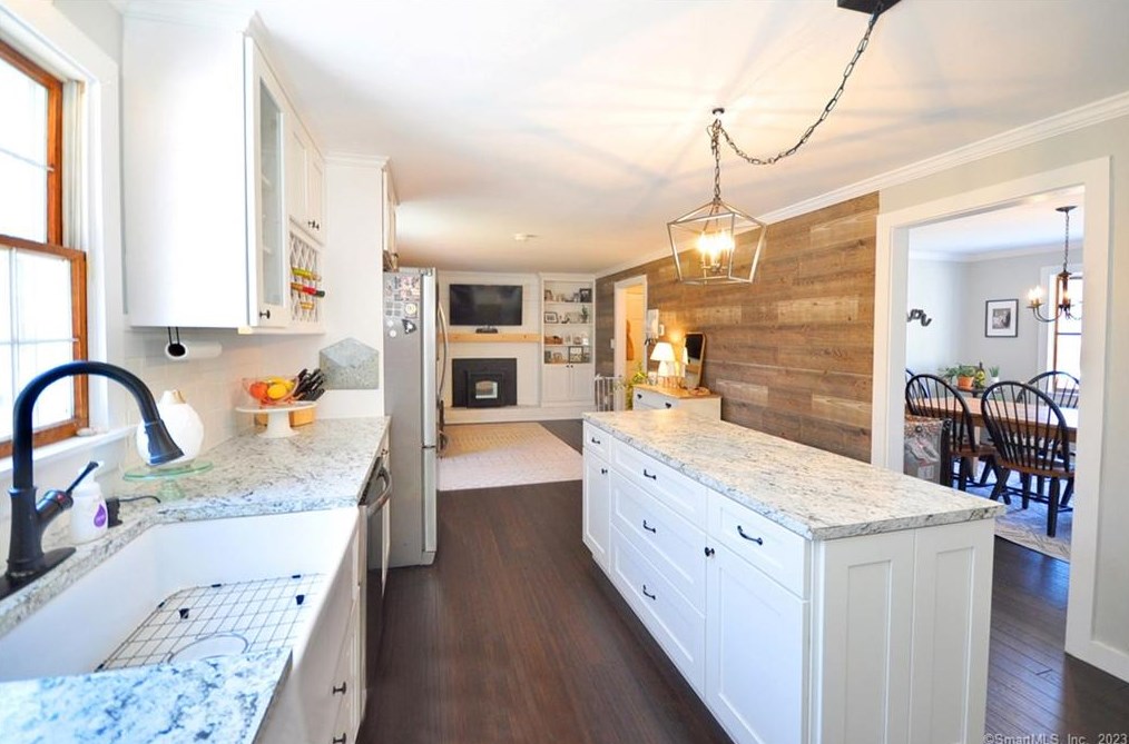 9 Highfield Dr, Unionville CT  06013-1510 exterior