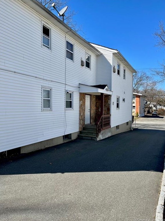 58 Royal Oak Dr, Waterbury, CT 06708