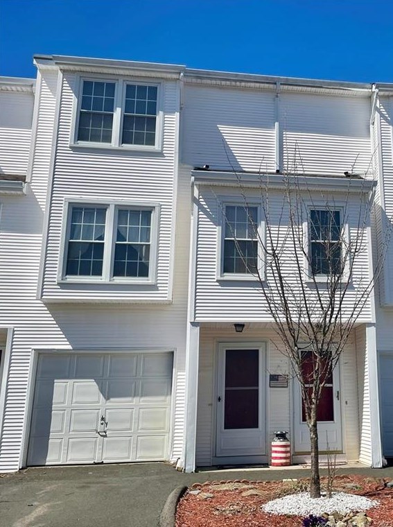 52 Deerwood Ln #5, Waterbury, CT 06704