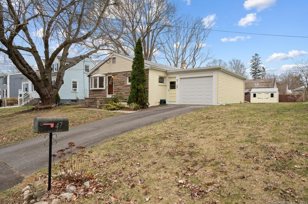47 Greenway Rd, Groton, CT 06340