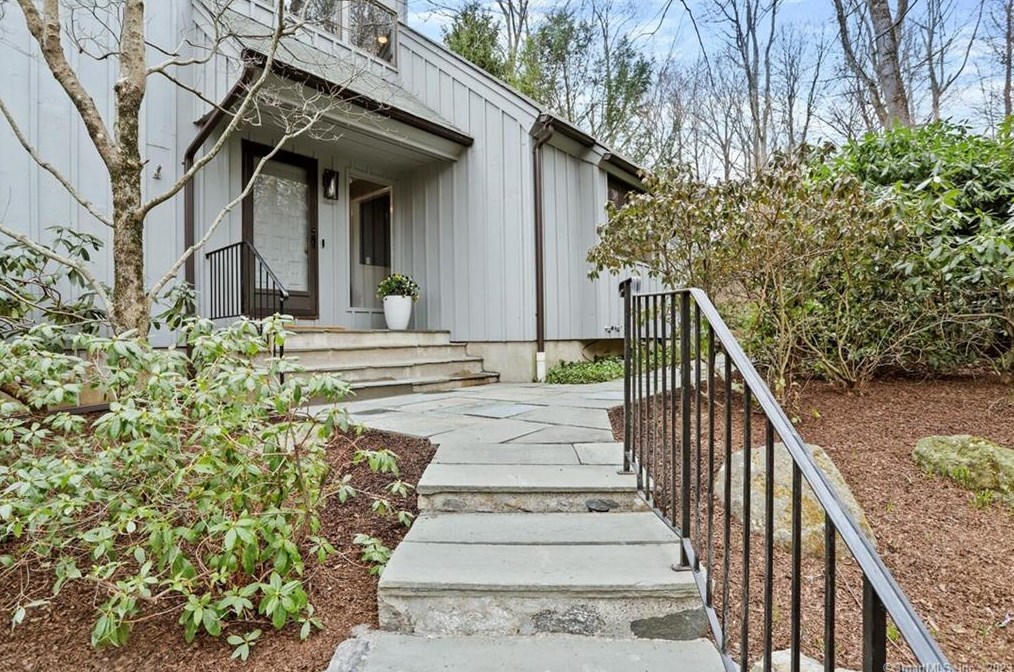 16 Bartram Dr, West Redding, CT 06896