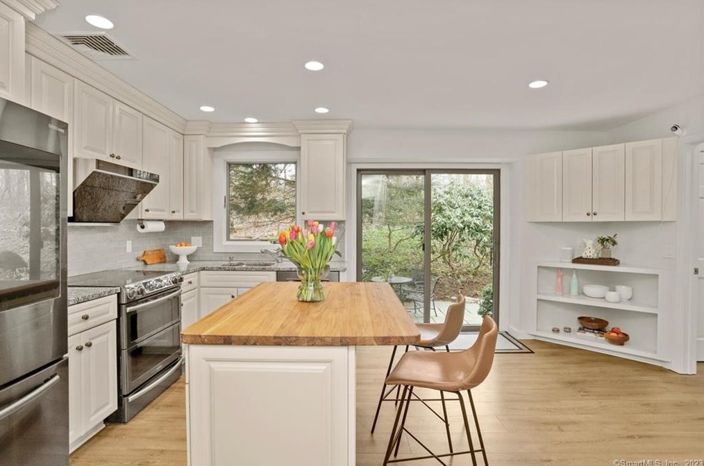 16 Bartram Dr, West Redding CT  06896-1508 exterior