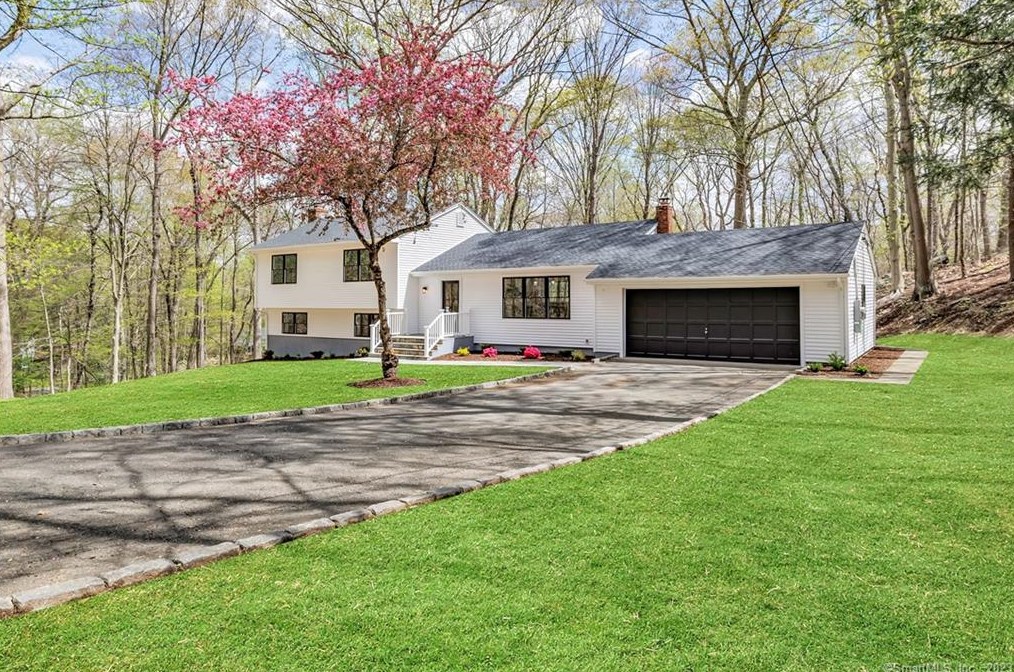 13 Unicorn Ln, Bridgeport, CT 06612