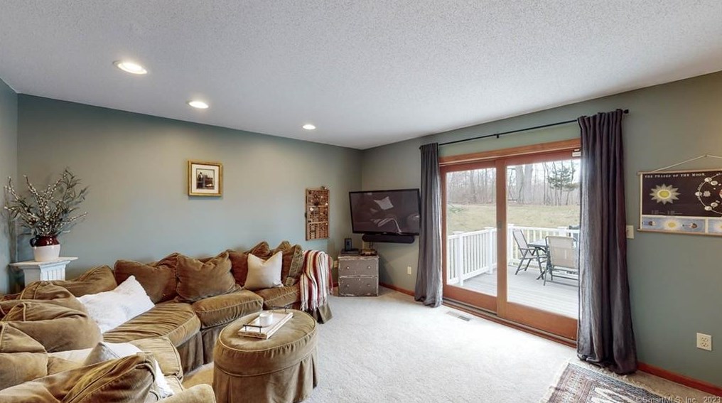 11 Eddon Dr, New Haven CT  06512-1057 exterior