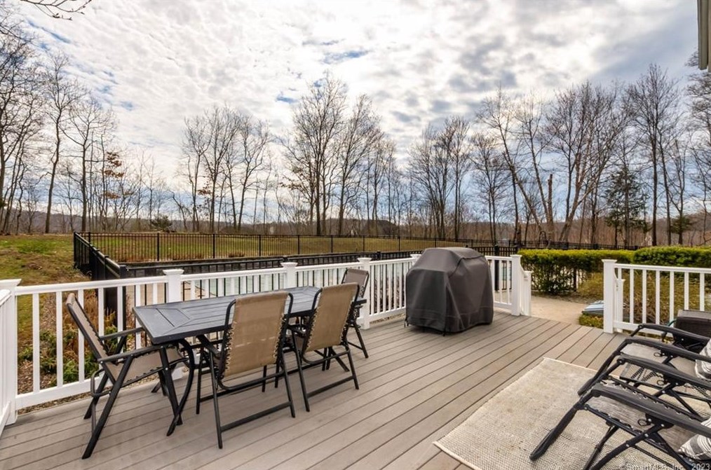 11 Eddon Dr, New Haven CT  06512-1057 exterior