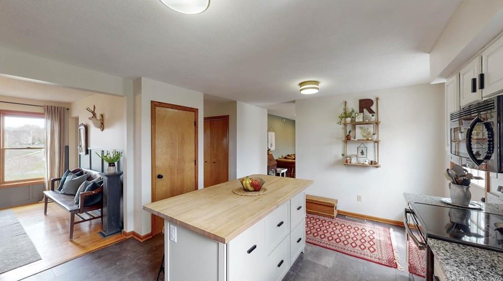 11 Eddon Dr, New Haven CT  06512-1057 exterior