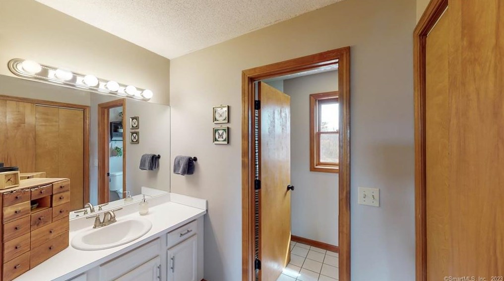 11 Eddon Dr, New Haven CT  06512-1057 exterior