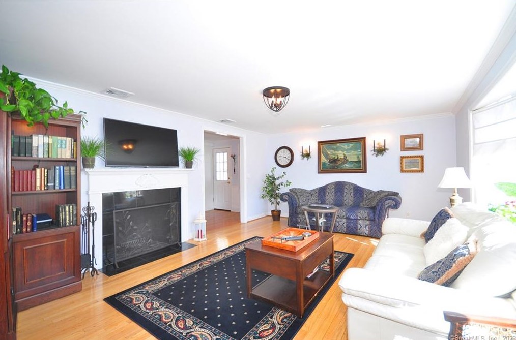 6 Richard Rd, Simsbury CT  06070-1926 exterior