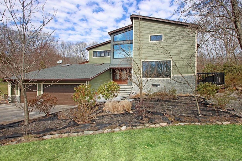 31 Pond Edge Dr, Waterford, CT 06385