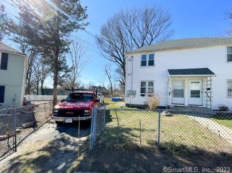 81 Pearl Harbor Cir, Bridgeport, CT 06610