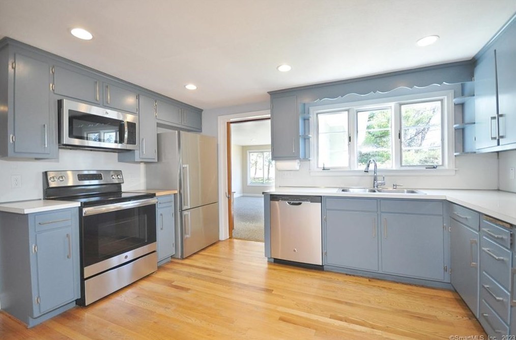 4 Cyrus, Bloomfield, CT 06002