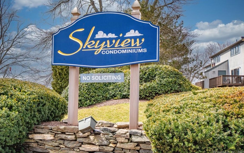 122 Skyview Dr, Cromwell CT  06416-1855 exterior