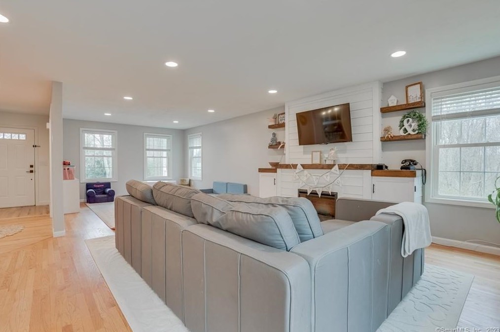 25 Church St, Brooklyn CT  06234-1507 exterior