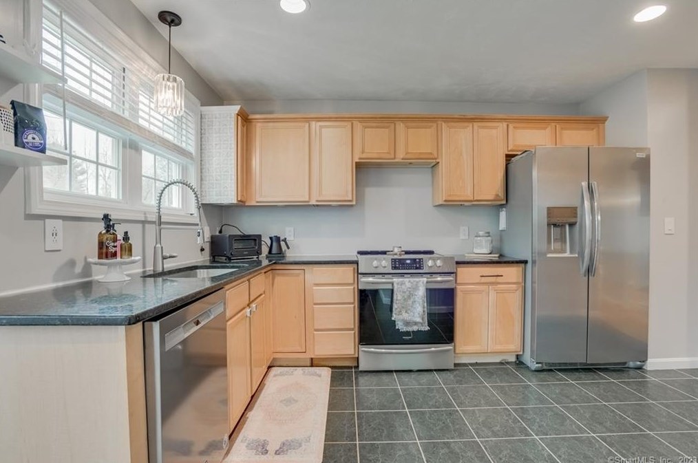 25 Church St, Brooklyn CT  06234-1507 exterior