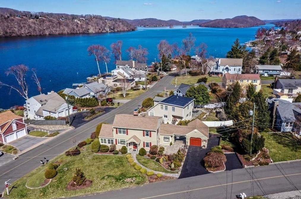 8 Lilac Ln, Brookfield Center, CT 06804