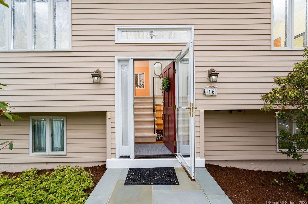 16 Vineyard Ln, Westport, CT 06880-2255