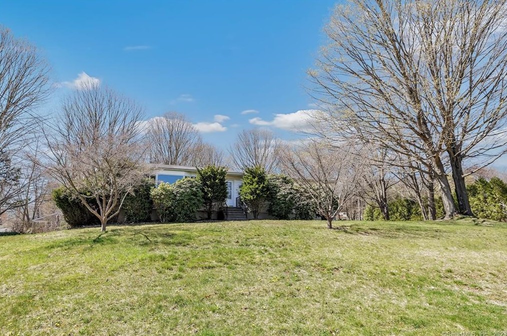 2 Astor Dr, Huntington, CT 06484