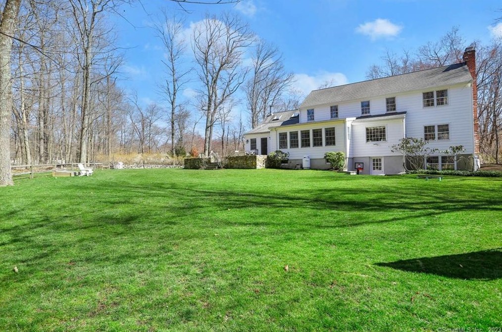 135 Braeburn Dr, New Canaan, CT 06840