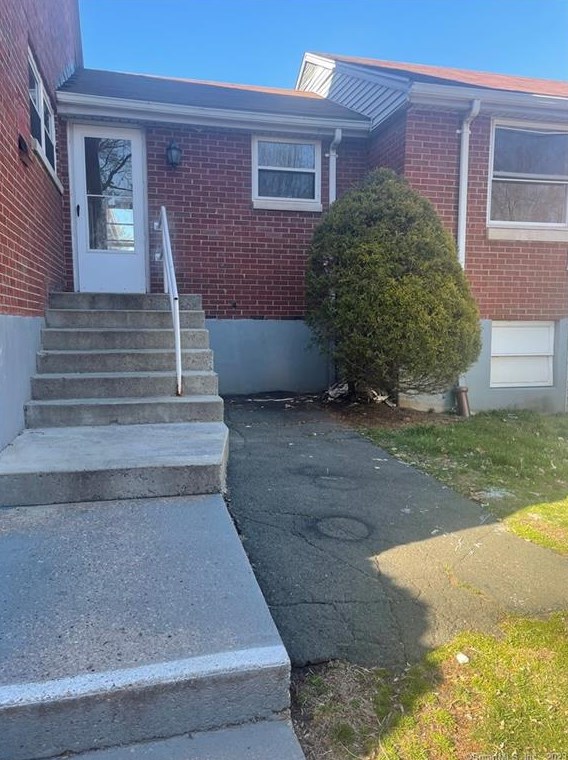 21 Hartford Ave, Hartford CT  06111-2043 exterior
