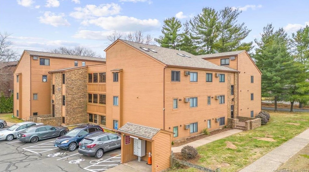 482 East St #8, Plainville, CT 06062