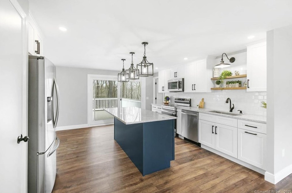 89 Meeting House Ln, Gales Ferry, CT 06339