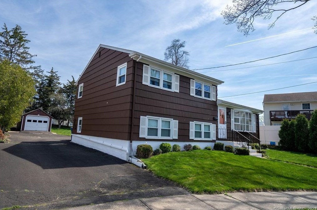 3 Anthony Dr, New Haven, CT 06512-4402