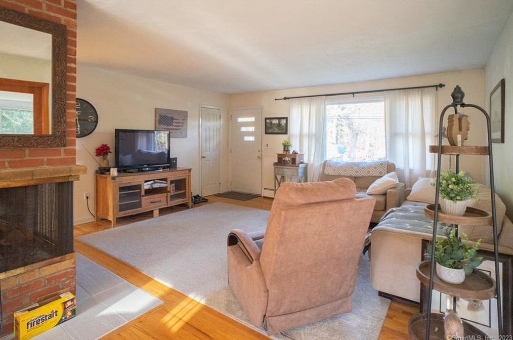 13 Centerwood, Simsbury, CT 06070