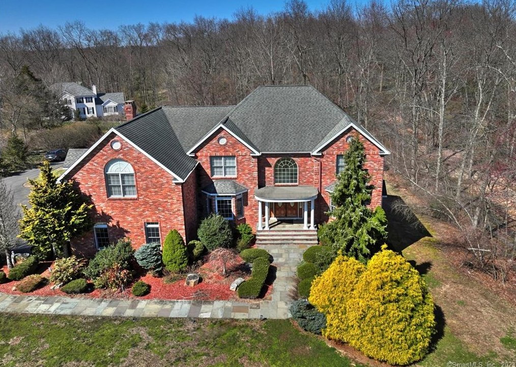 90 Soundview Ave, Huntington, CT 06484