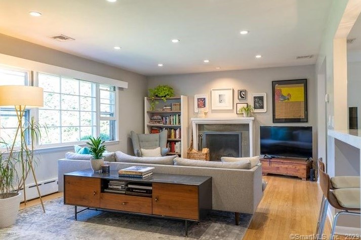 146 Woodside Dr, Greenwich CT  06830-6732 exterior