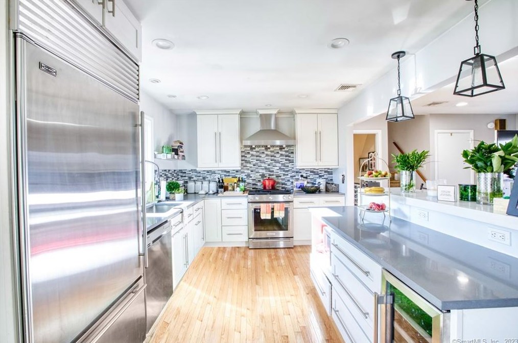 146 Woodside Dr, Greenwich CT  06830-6732 exterior