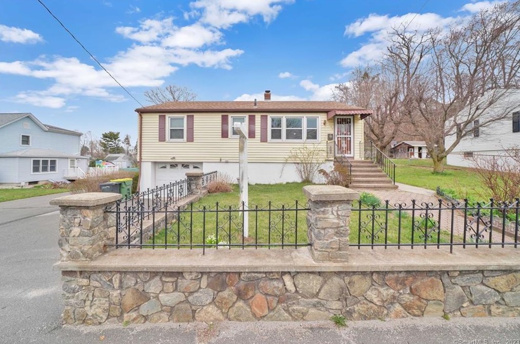 157 Pearl Lake Rd, Waterbury, CT 06706